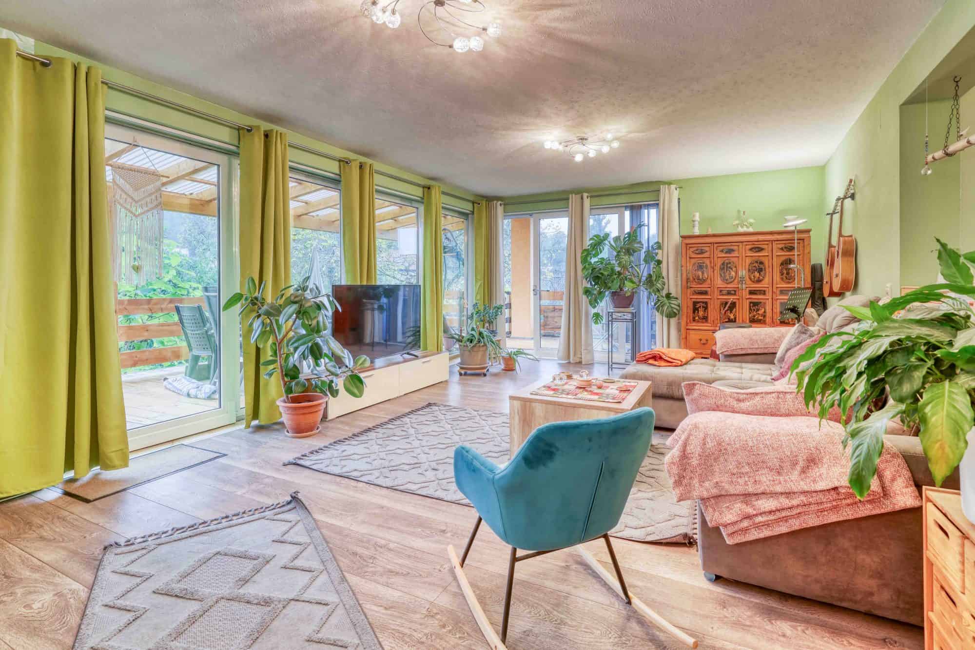 Wohnzimmer mit atemberaubenden Blick in die Natur